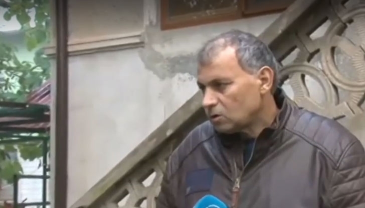 Измамен от мними майстори на покриви ги завързал и повикал