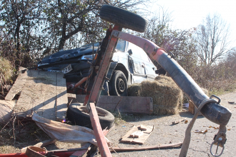 Катастрофа между каруца и кола е станала на кръстовище в