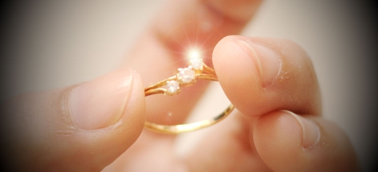 Полицията е заловила тийнейджър свил с измама бижуто на жена