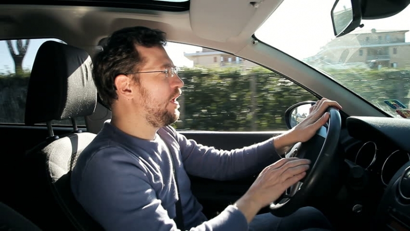 Неправоспособен е заловен да върти волана на кола без номера