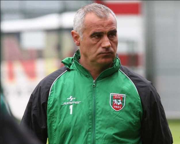 Старши-треньорът на „Ботев“ /Враца/ Сашо Ангелов обмисля да подаде оставка.