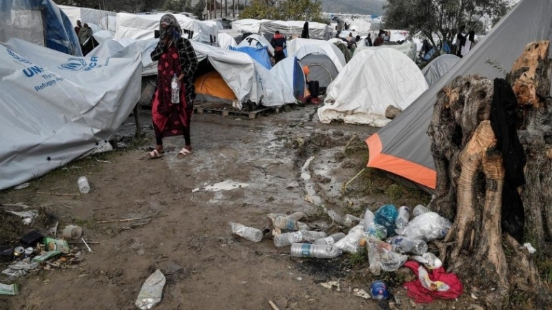 Гръцката полиция използва сълзотворен газ срещу мигранти на остров Самос