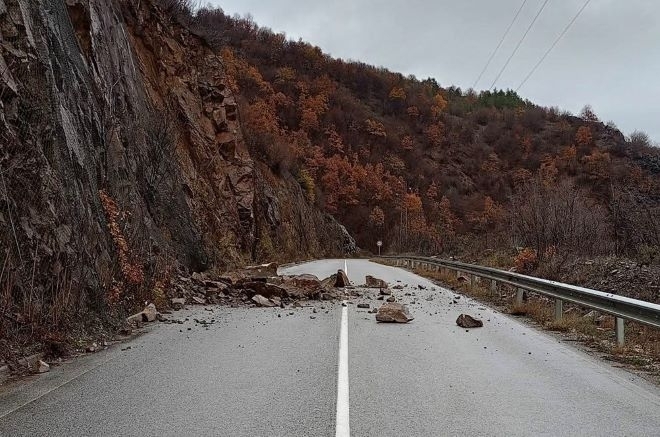 Паднали камъни затрудняват движението на път в Мездренско научи агенция