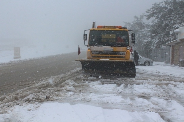 50 машини чистят снега по републиканската пътна мрежа на област