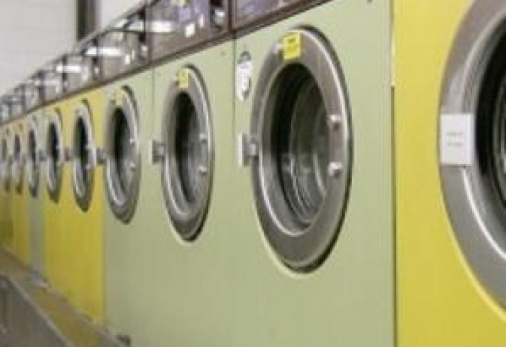Чаршафите от болничните легла и детските градини се перат заедно