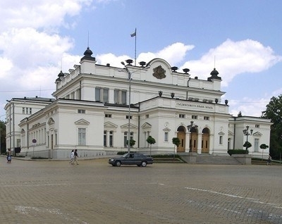 Народното събрание ще гласува промените в кабинета Оставките на тримата