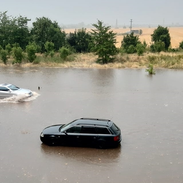 Повече от час силна буря с гръмотевици и мощен вятър