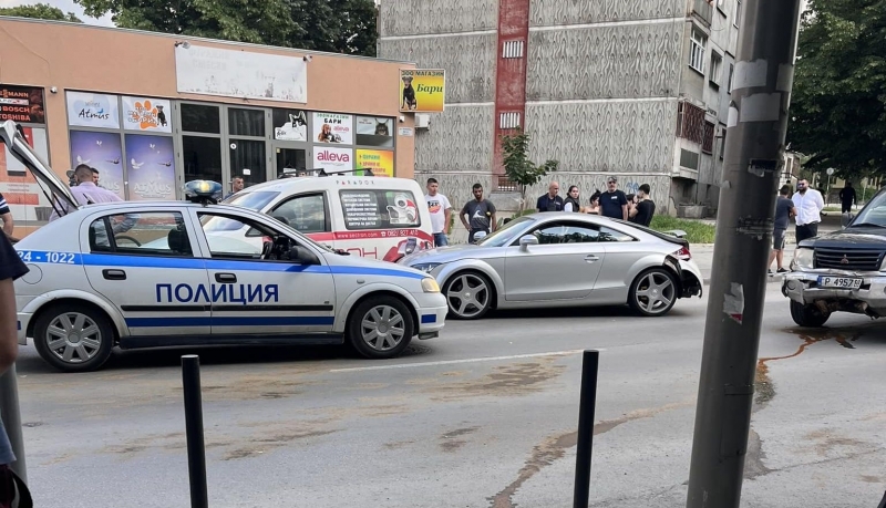 Шофьорка блъсна двама пешеходци в Ботевград и избяга