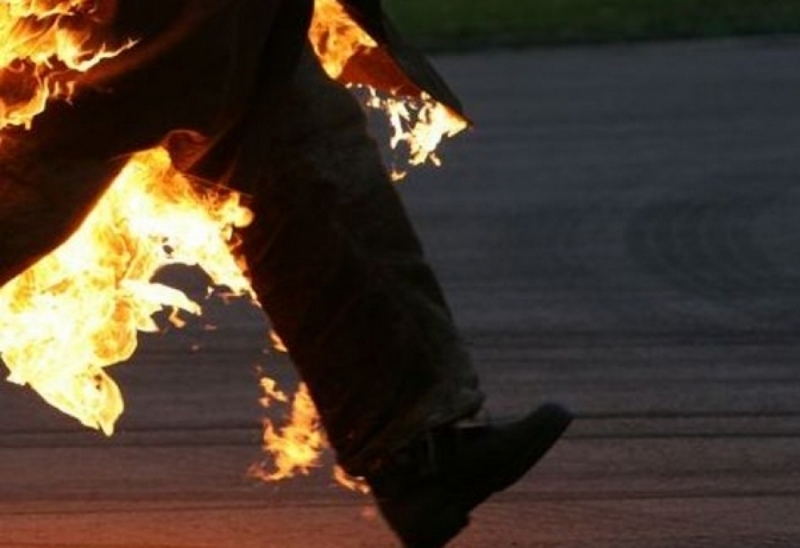 Мъж е с опасност за живота след като се самозапали