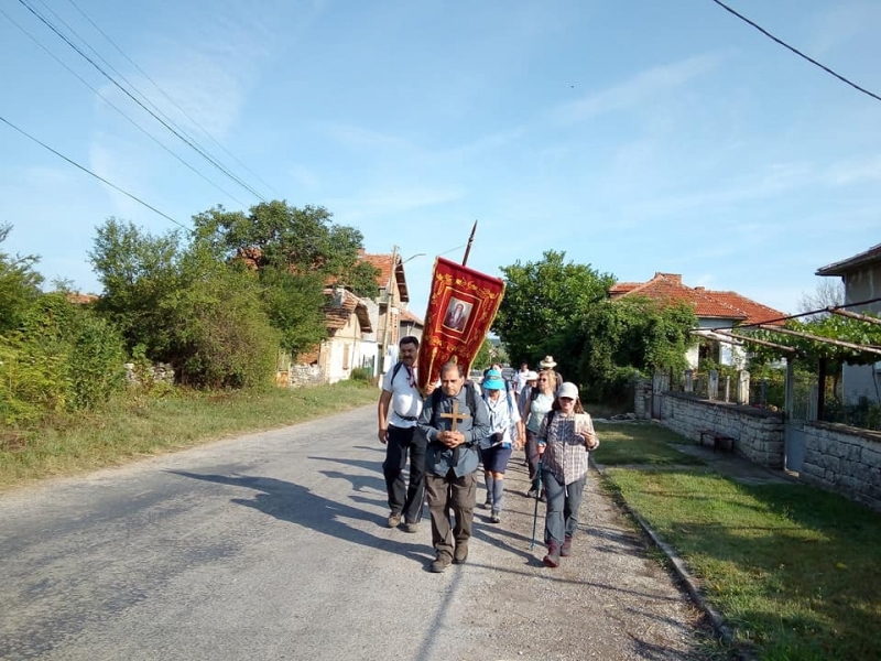 Стартирал във Велико Търново с 20 души поклонници походът на