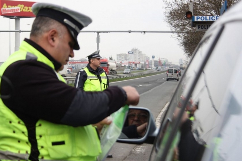 Полицаи от Хисаря заловиха малолетен да шофира автомобила на работодателя