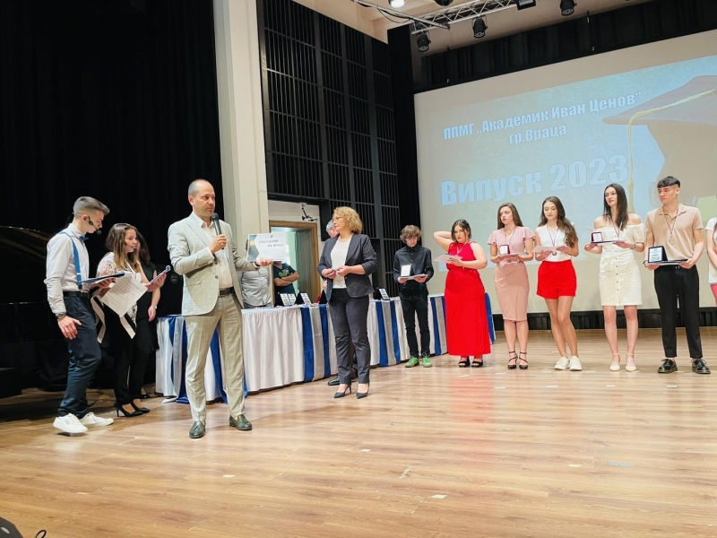 На тържествена церемония 128 възпитаници на ППМГ Акад Иван Ценов