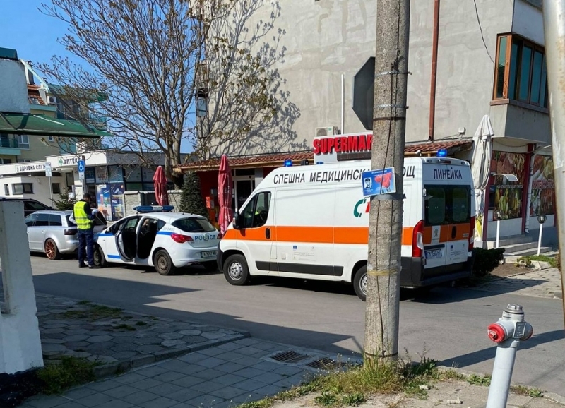 Стелаж със стока в магазин се е стоварил върху жена