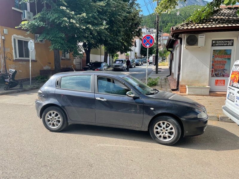 Шофьор блокира с колата си лента на Кооперативния пазар във