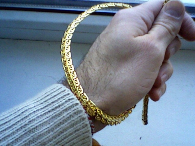 Полицаи от Видинско издирват бандит свил златен ланец от къща