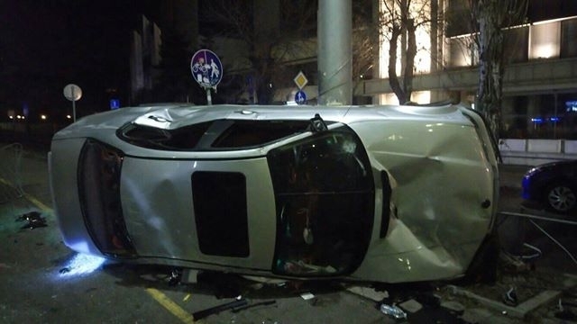 Кола се преобърна по таван след зрелищна катастрофа в София /снимки/