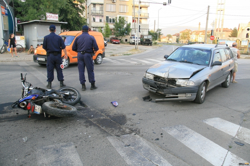 Непълнолетен моторист е избягал след катастрофа в Бяла Слатина съобщиха
