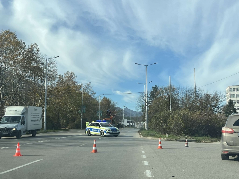 На вниманието на шофьорите: Паднали жици на тролеите затрудняват движението на изхода на Враца към Мездра /снимки/