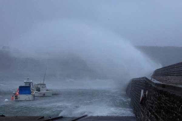 Щетите от бурята Киърън в Западна Европа близо 700 000