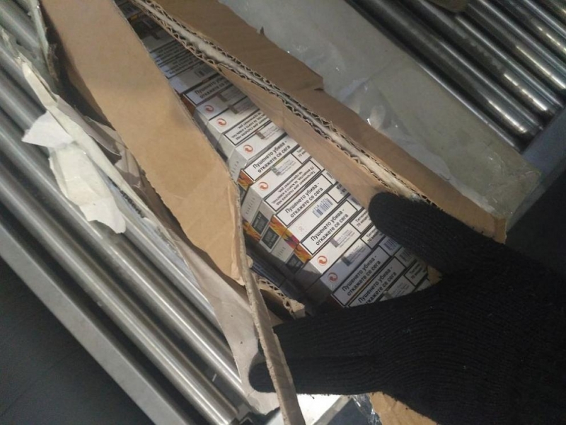 Митнически служители задържаха 154 860 къса 7743 кутии цигари с