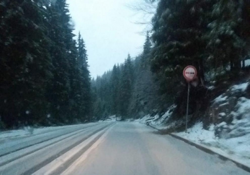 Майски сняг изненада шофьорите в Смолянско и тази сутрин след като