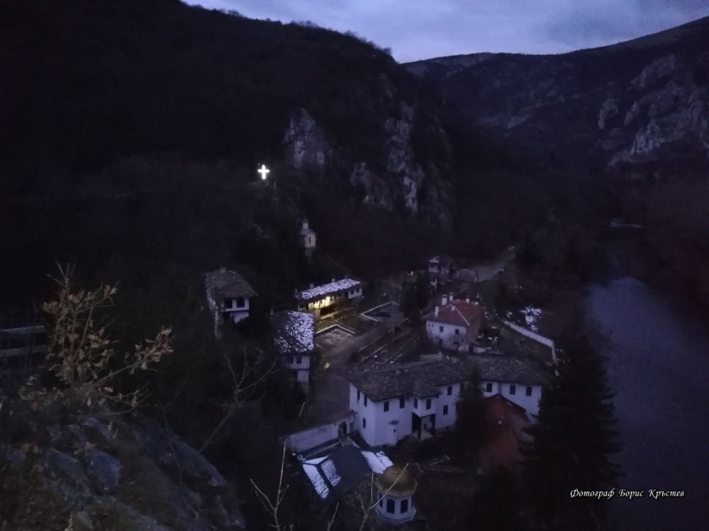 Светна кръста над Черепишкия манастир и огря Искърското дефиле научи