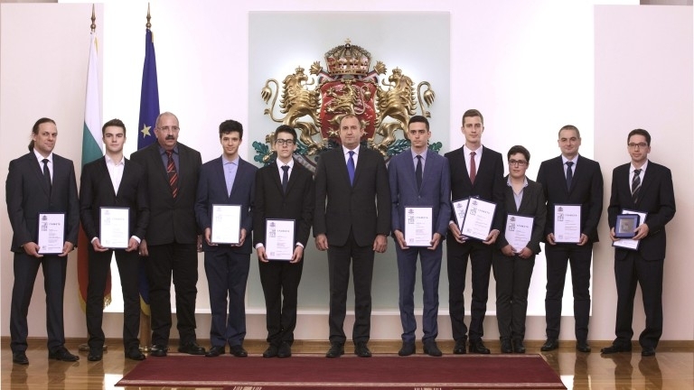 Президентът Румен Радев връчи голямата награда Джон Атанасов за постижения