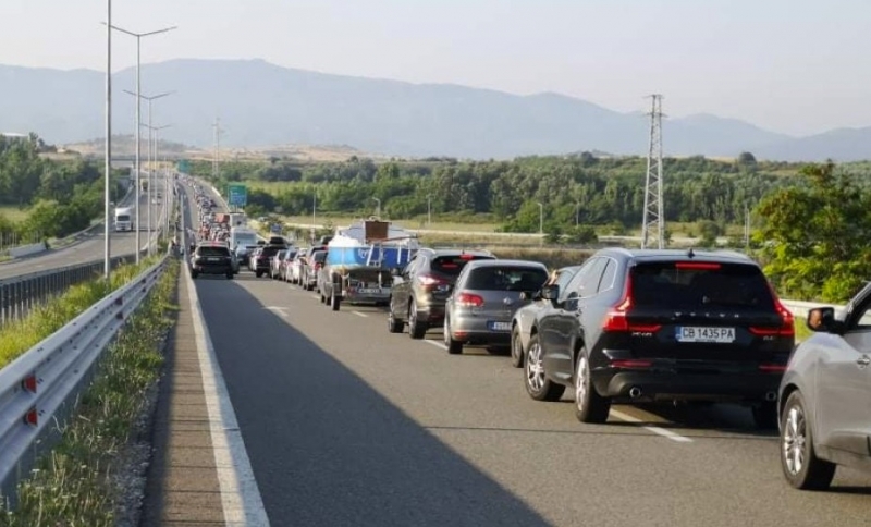 10 километра е опашката на единствения вход за Гърция