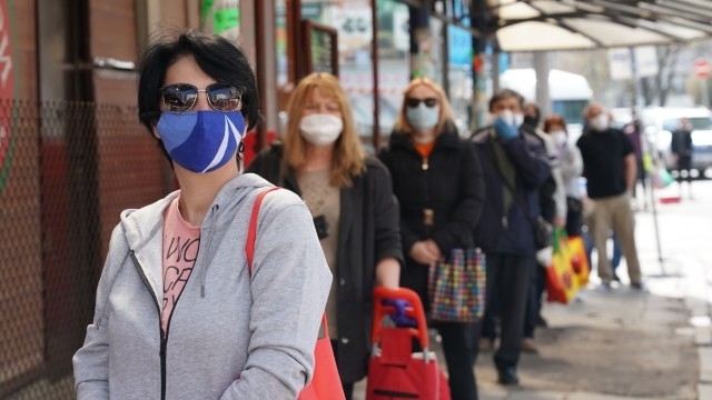 Обществото остава в тревога от коронавируса но все пак тя