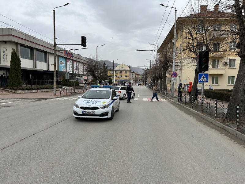 От последните минути! Кола помете пешеходка във Враца, линейка лети към болницата /снимки/