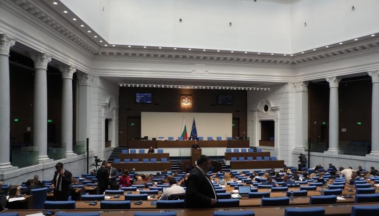 Извънредно заседание на парламента Депутатите обсъждат вота на недоверие към