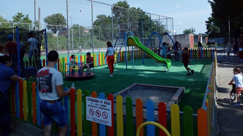 Детска площадка и футболно игрище бяха открити днес в комплекс