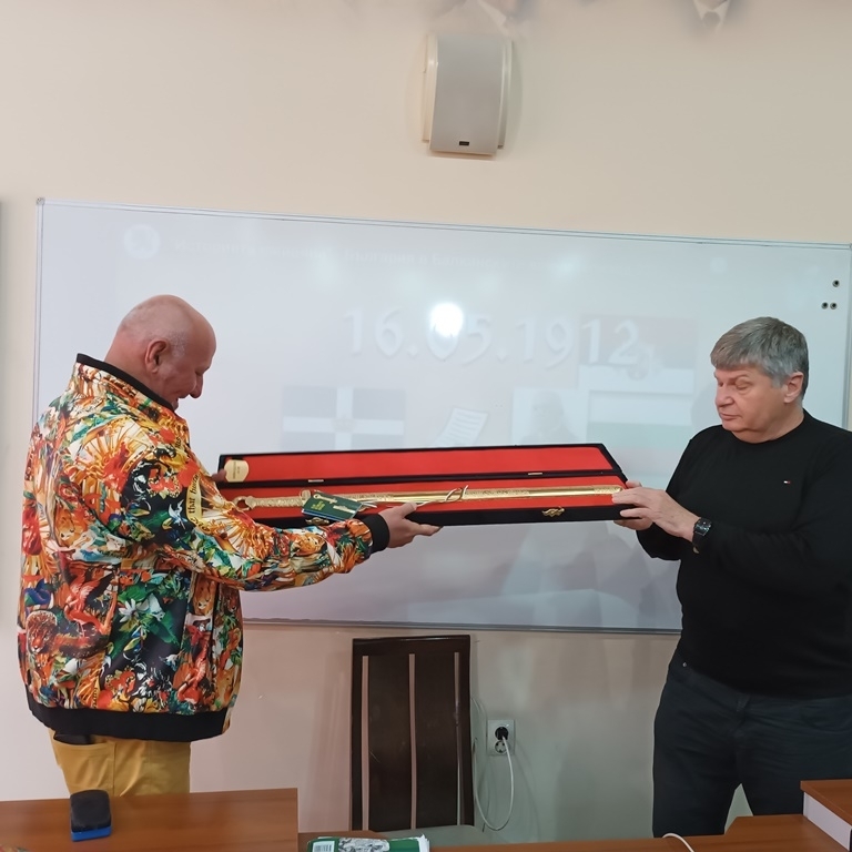 Уникално дарение! СУ „Христо Ботев“-Враца вече притежава пръстена и меча на кан Кубрат