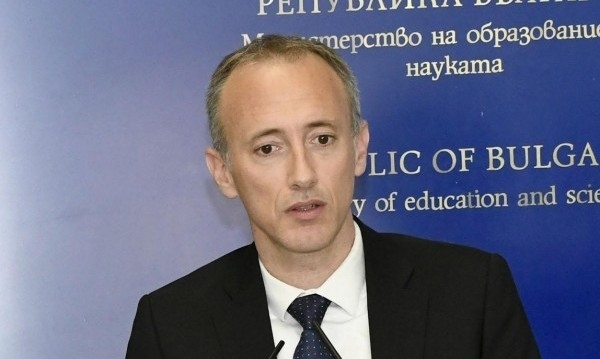 12 дни по късно от първоначално обявените дати ще се проведат