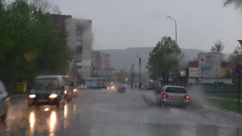 Обявен е оранжев код за обилни валежи с гръмотевици за