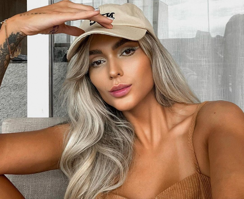 Бразилската сексбомба Фернанда Кампос продължава да печели пари след кратката