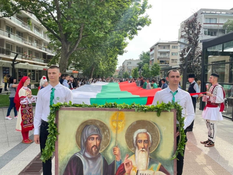 Честването на 24 май във Враца започна с празнично шествие