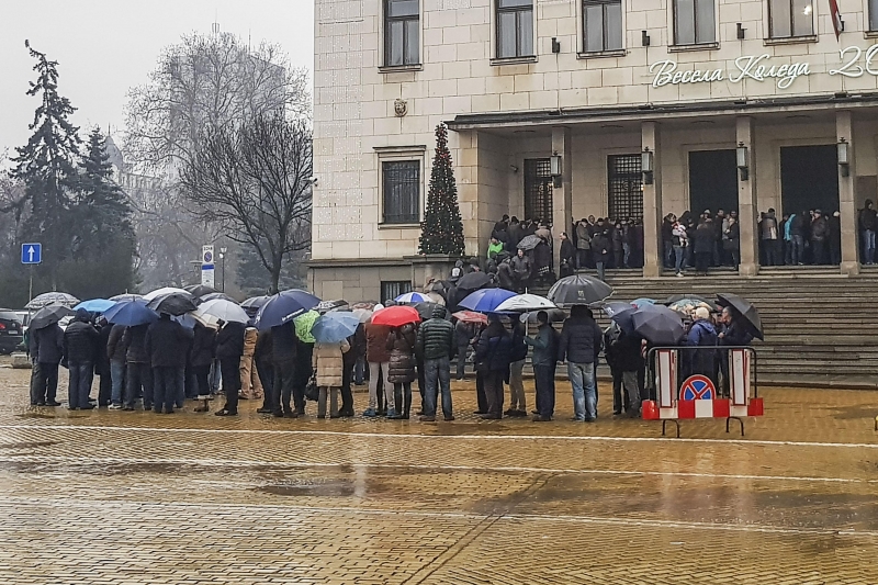 Стотици се наредиха пред Българската народна банка за пуснатите в