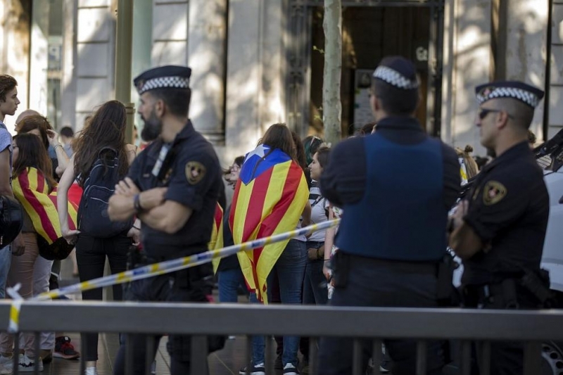 Каталунската полиция е забелязана да влиза в сградата на регионалното