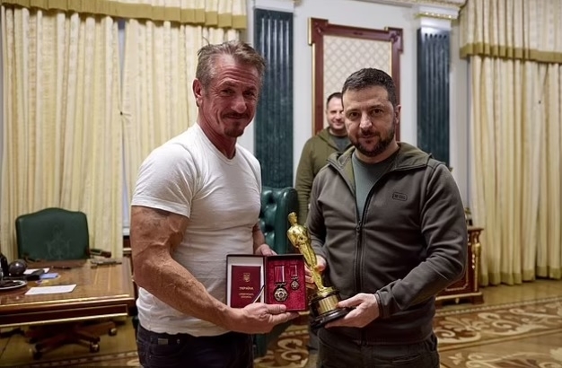 Американският актьор Шон Пен връчи своя стуетка Оскар на украинския