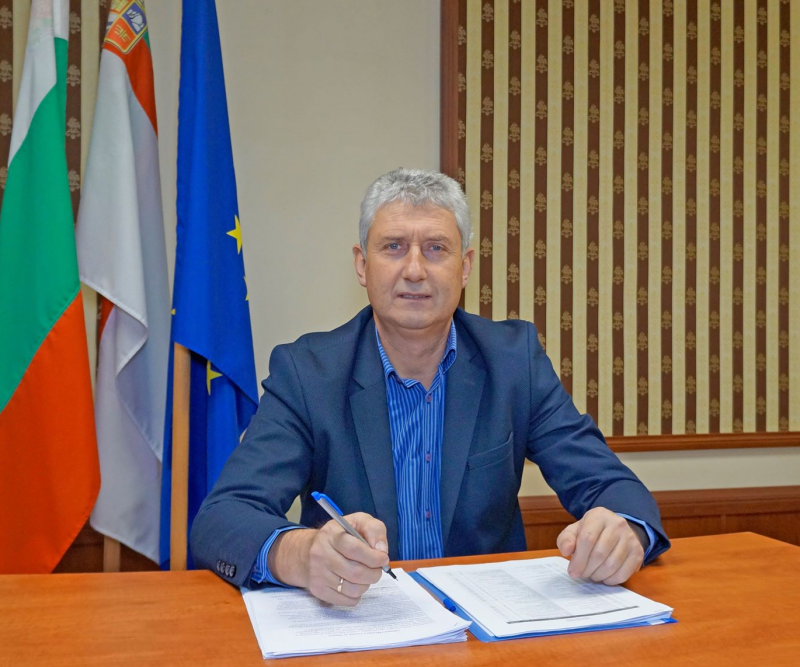 Кметът на община Мездра инж Генади Събков продължава в следващия