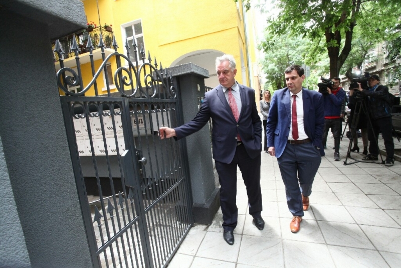 Представители на Комисията за защита на конкуренцията влязоха в офиса