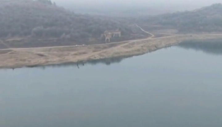 Част от село изплува и отново се показа след като