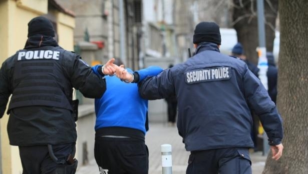 Трима мъже са спипани от полицията да въртят бизнес с