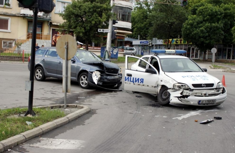 Разсеян мъж от Монтанско се заби с колата си в