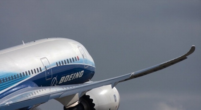 Самолет летящ от австралийския град Мелбърн до австралийския град Пърт