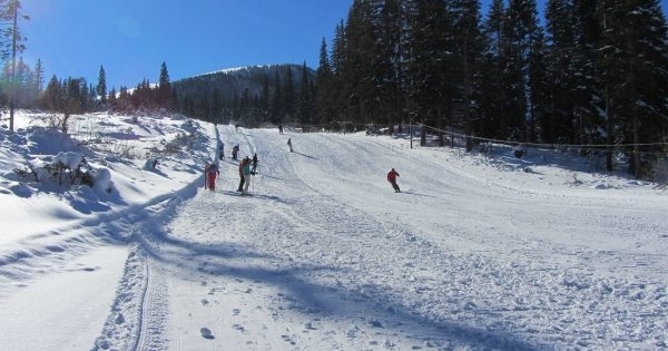Откриха ски сезона под връх Ком