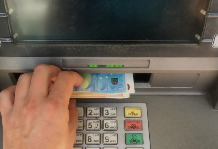 Властите в Гърция разбиха банда за точене на банкомати. Бандитите