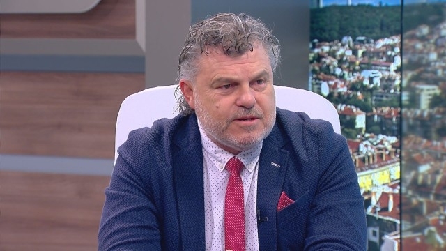 На 3 декември е имало тайна среща между властта и