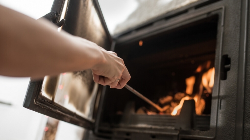 43 годишна жена e задържана за домашно насилие над съпруга ѝ